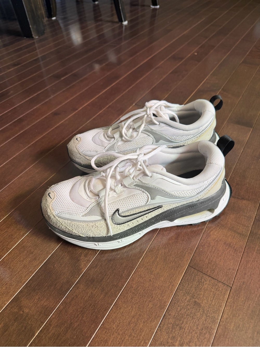 Nike Air Max Blisss. White & metallic silver retro sneakers. DX6754-1000